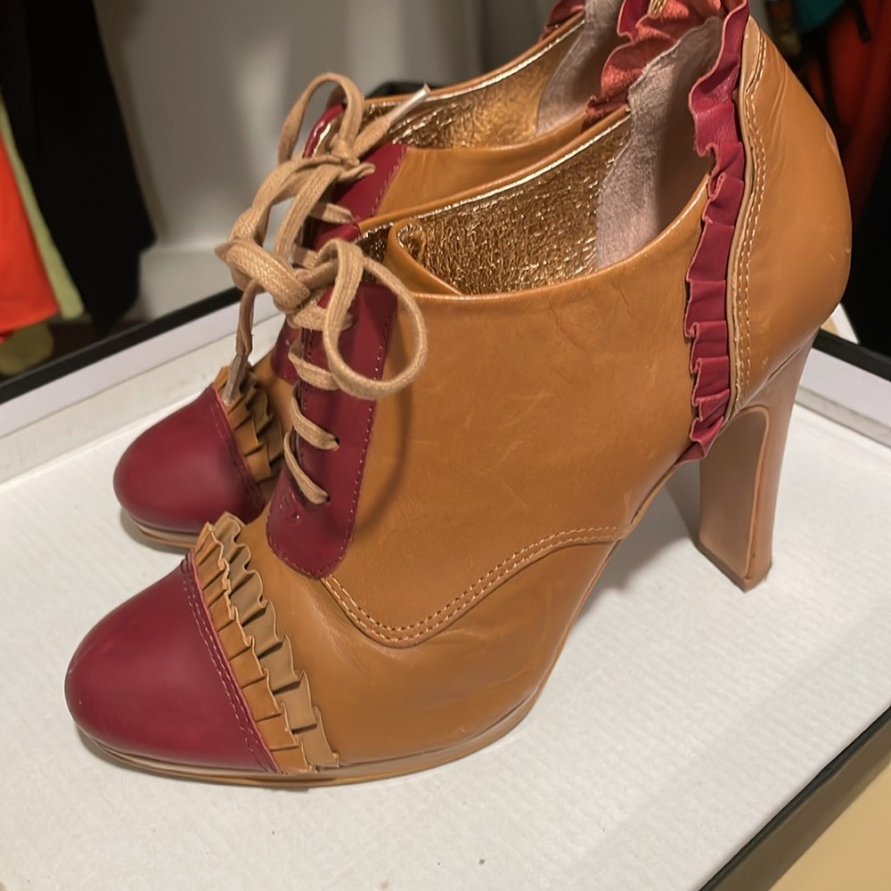 Rare anthro miss Albright Tan and Red Women's Heels 👠